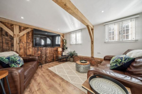 Countryside Barn with Hot Tub in New Forest